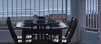 1列目のビーチ、海に面した広いテラス、無料のWi-Fi