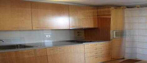 Een koelkast, een microgolfoven, een kookplaat