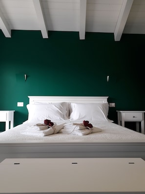 Habitación básica doble, no fumadores, vistas a la ciudad | Minibar, escritorio, cortinas opacas y sistema de insonorización