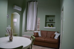 Apartamento familiar, 1 habitación, no fumadores, vistas a la ciudad | Zona de estar | Una televisión LCD