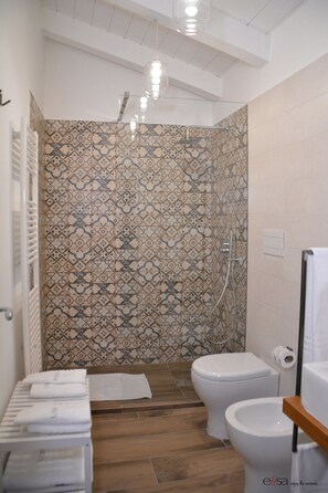Habitación básica doble, para no fumadores, vista a la ciudad | Regadera en el baño