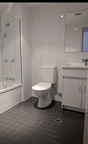 Appartement, 2 chambres, salle de bains commune | Salle de bain