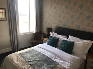 Family Room (Empire Room) | Desk, iron/ironing board, free cribs/infant beds, free WiFi - The Apple House (York)