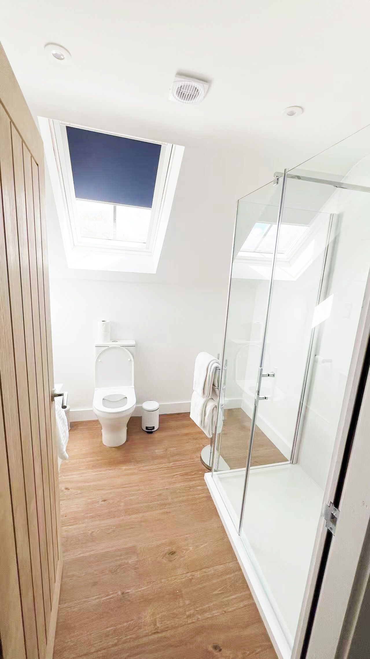 Deluxe Apartment, 1 King Bed with Sofa bed | Bathroom | Shower, rainfall showerhead, free toiletries, hair dryer