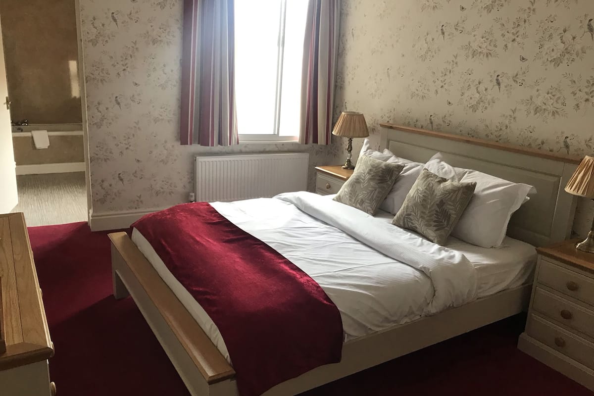 Superior tweepersoonskamer, 1 kingsize bed | 1 slaapkamer, een bureau, een strijkplank/strijkijzer, gratis babybedden