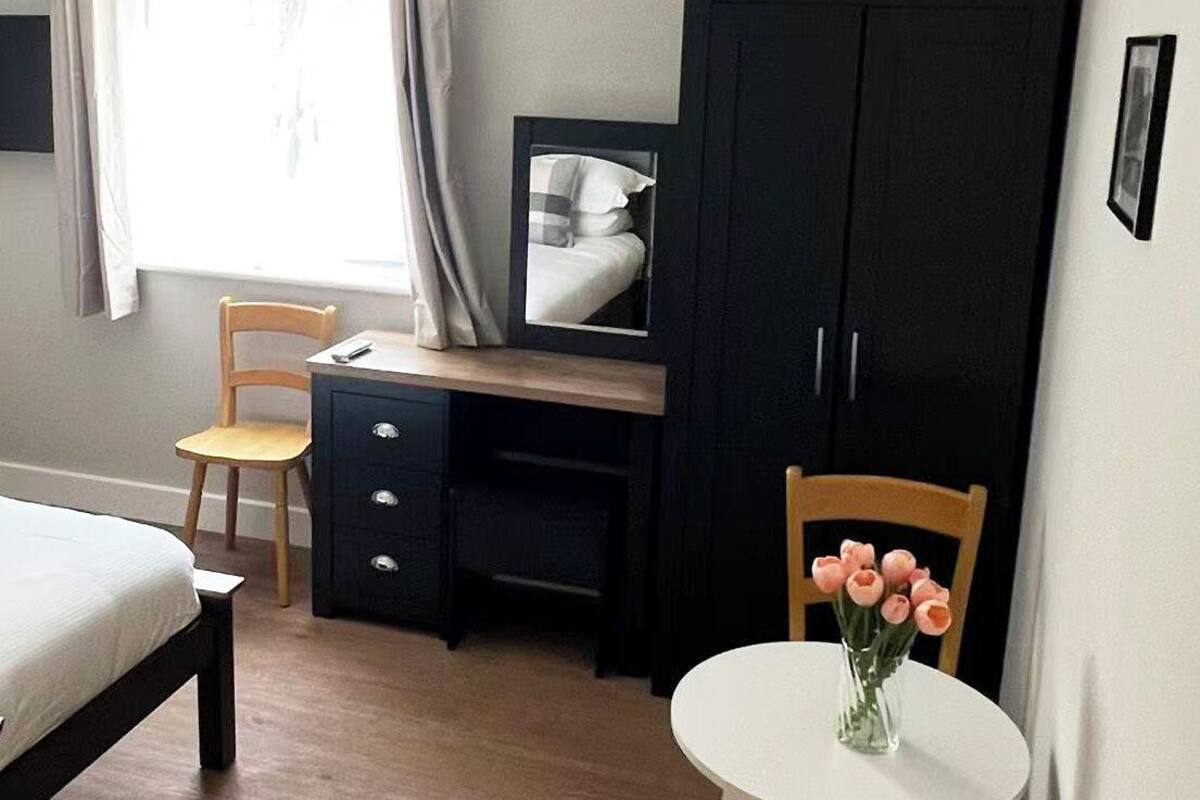Apartment, 1 Katil Raja (King) | Peralatan tempat tidur premium, meja, seterika/papan seterika 