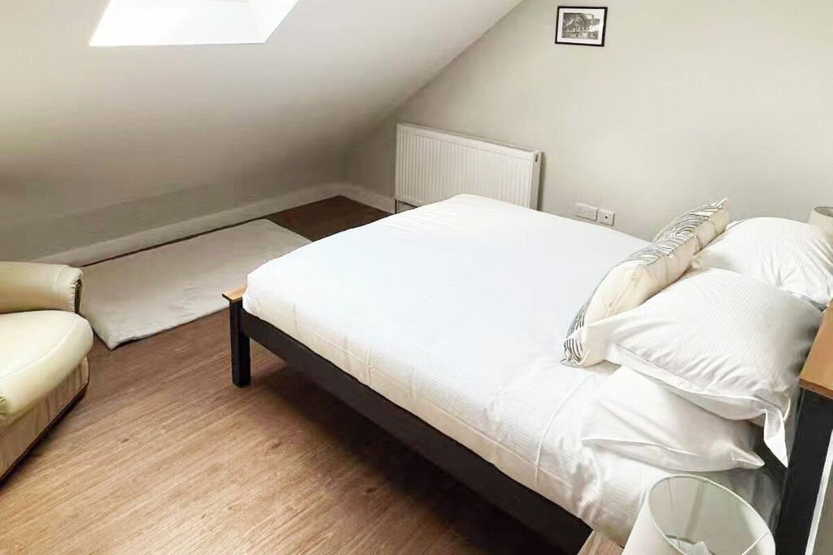 Deluxe Apartment, 1 Katil Raja (King) dengan Katil Sofa | Peralatan tempat tidur premium, meja, seterika/papan seterika 