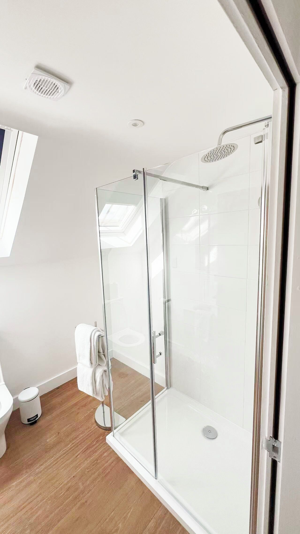 Deluxe-Apartment, 1 King-Bett und Schlafsofa | Badezimmer | Dusche, Regendusche, kostenlose Toilettenartikel, Haartrockner