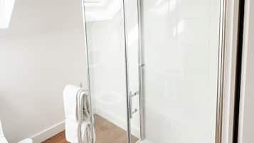 Deluxe-Apartment, 1 King-Bett und Schlafsofa | Badezimmer | Dusche, Regendusche, kostenlose Toilettenartikel, Haartrockner