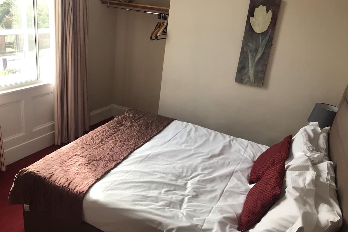 Tweepersoonskamer, 1 tweepersoonsbed | 1 slaapkamer, een bureau, een strijkplank/strijkijzer, gratis babybedden