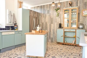 Réfrigérateur, micro-ondes, plaque de cuisson, cafetière/bouilloire