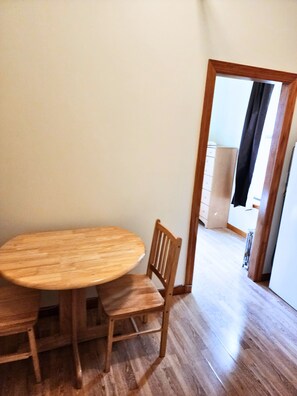 Room, Non Smoking (Includes Mini Kitchen) | Dining room