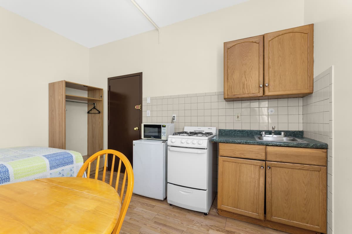 Standard Room, Non Smoking, Kitchenette (and Dining Table) | Private kitchenette