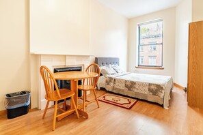 Standard Room, Kitchenette (Refrigerator and Microwave) | Soundproofing, bed sheets - Reservation Resources - 360 (New York)