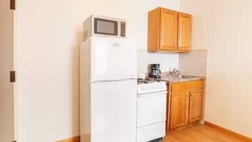 Standard Room, Kitchenette (Refrigerator and Microwave) | Private kitchenette