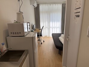 1 chambre, fer et planche à repasser