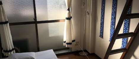 1 camera, ferro/asse da stiro