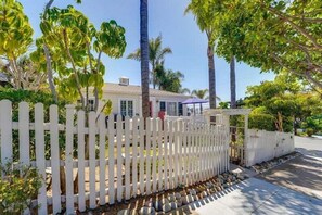 Property grounds - Charming hillside cottage home with Ocean views (San Diego)