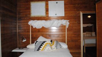 6 dormitoris, planxa i posts de planxar i un bressol de viatge