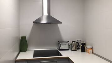 Réfrigérateur, micro-ondes, cafetière/bouilloire, bouilloire électrique