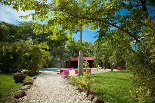 Una piscina al aire libre