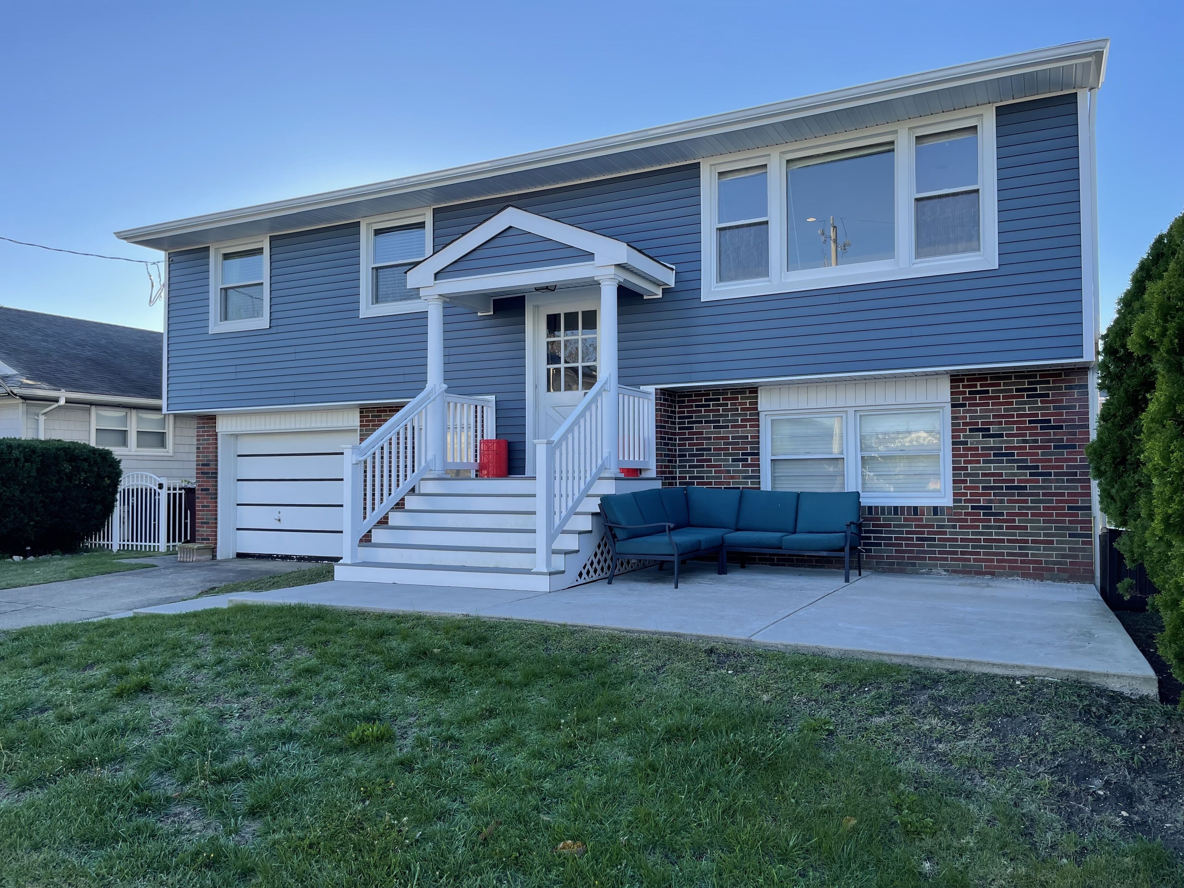 Spacious 4BR Home, sleeps 10, large fenced in backyard