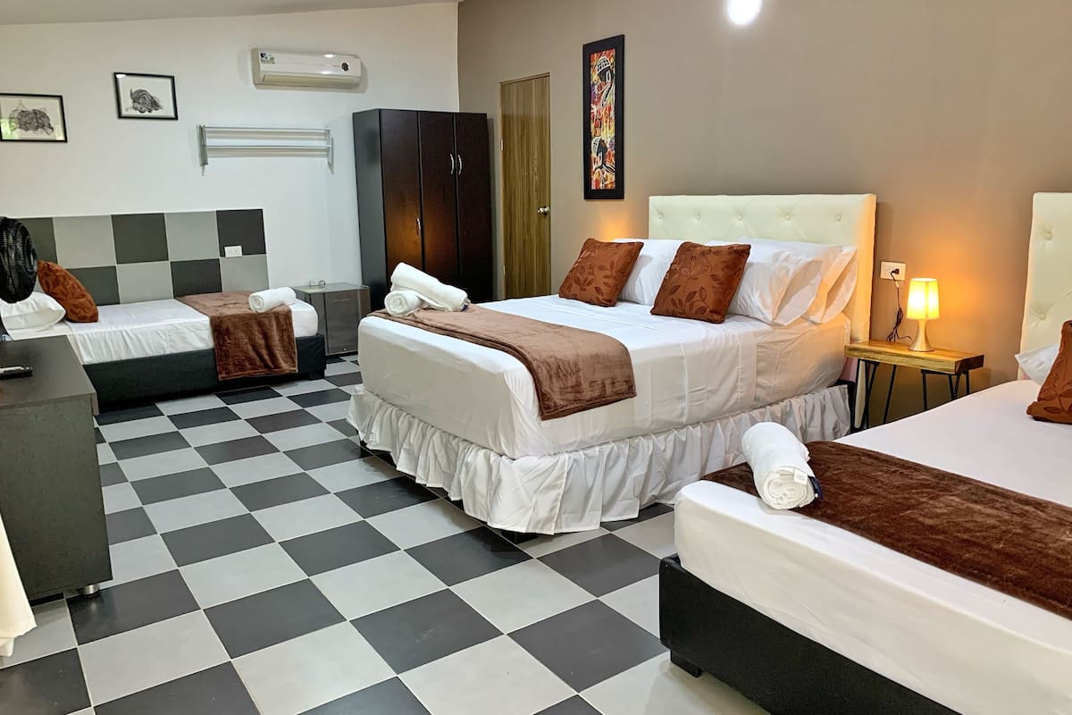 Comfort vierpersoonskamer | Luxe beddengoed, een minibar, verduisterende gordijnen, gratis wifi