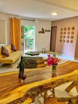 Suite estudio, 1 cama King size, balcón | Ropa de cama de alta calidad, minibar, cortinas blackout y wifi gratis 