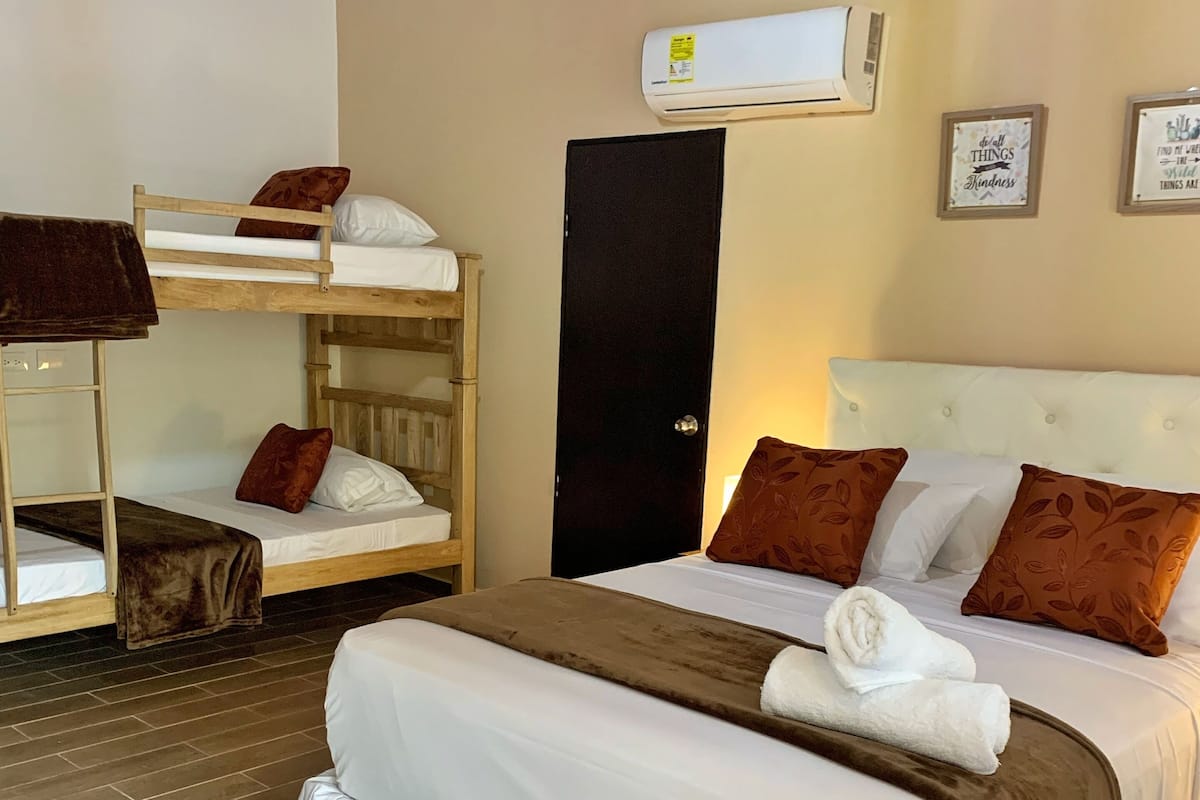 Klassieke vierpersoonskamer | Luxe beddengoed, een minibar, verduisterende gordijnen, gratis wifi