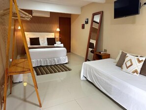 Habitación triple clásica | Ropa de cama de alta calidad, minibar, cortinas blackout y wifi gratis 