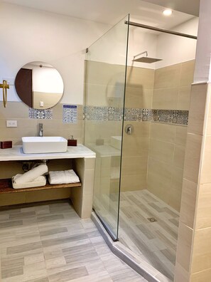 Estudi en suite, 1 llit de matrimoni gran, balcó | Bany | Dutxa, articles de tocador gratuïts, tovalloles i sabó 