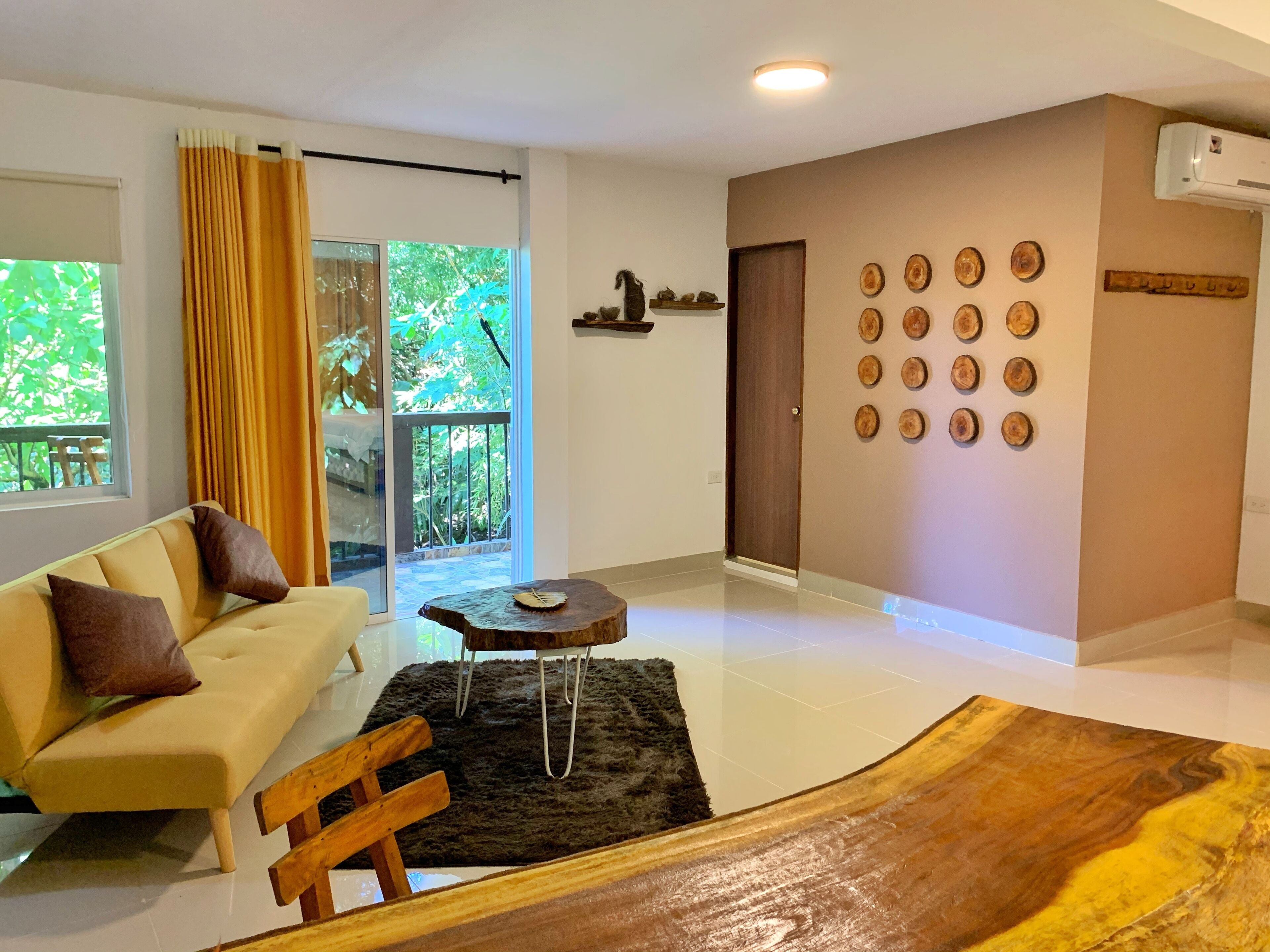 Una sala de estar moderna con un sofá, una mesa de centro y una alfombra grande.
