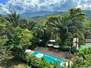 3 piscines a l'aire lliure (horari: 09:00-20:00), para-sols i gandules 