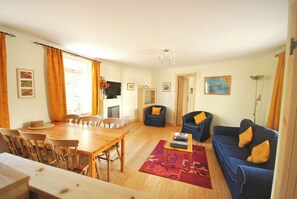 TV, fireplace, DVD player, table tennis - Hydrangea Cottage, Detached 1750,s Stone Cottage, Fully Modernised (Taynuilt)