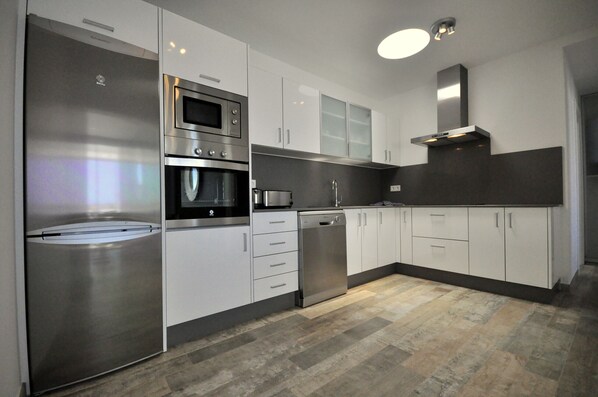 ثلاجة، ميكروويف، فرن، ماكينة لصنع القهوة/الشاي