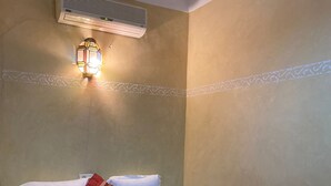 Standaard kamer | Geluiddichte muren, een strijkplank/strijkijzer, beddengoed
