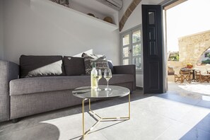 주니어 아파트, 침실 1개 | 거실 공간 | 평면 TV