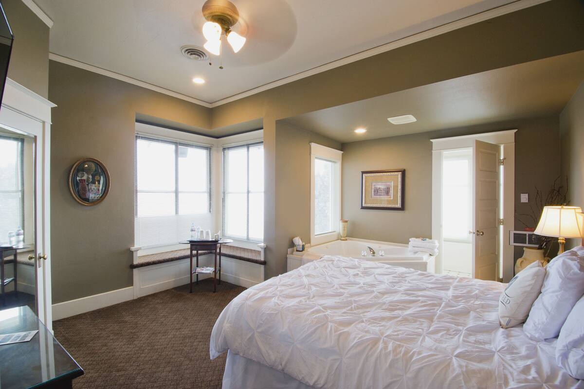 Classic Room, 1 King Bed, Non Smoking (Anne) | Iron/ironing board (on request), free WiFi, individually decorated