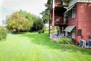 BBQ/picnic area - Birchfield Manor Inn and Restaurant (Yakima)