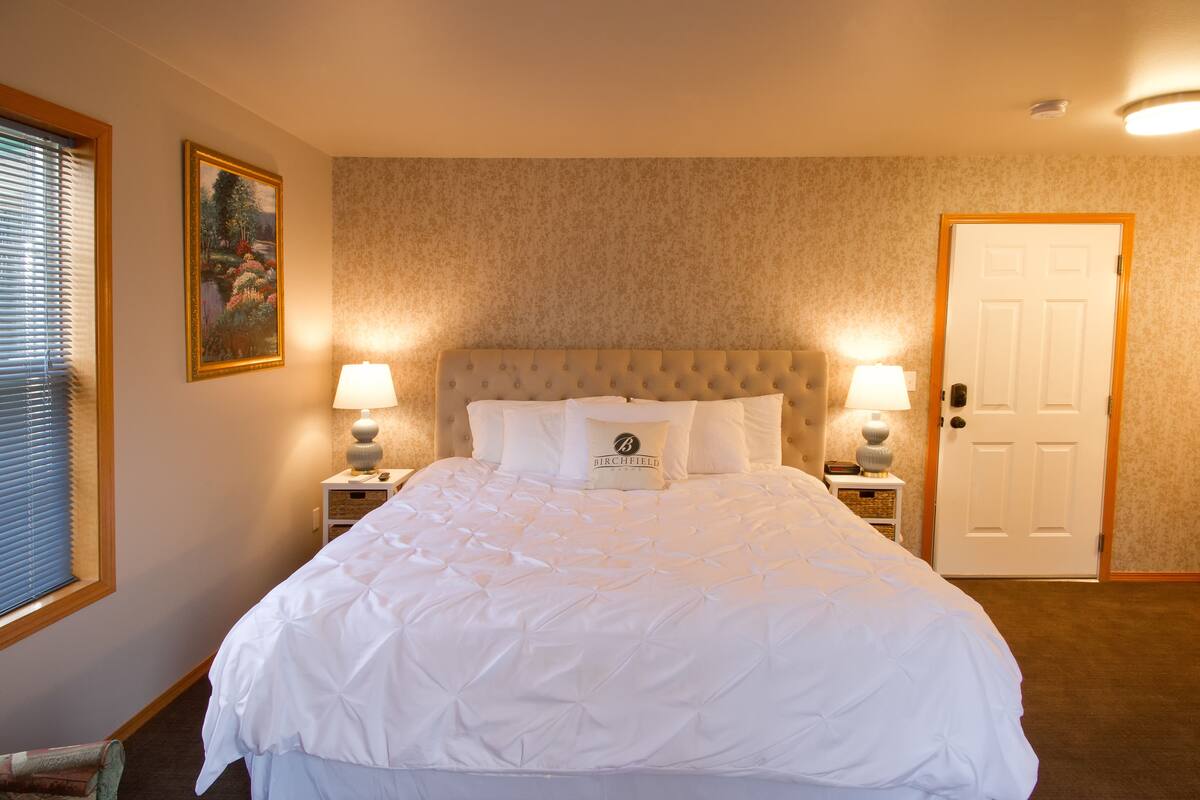 Double Room, 1 King Bed, Non Smoking (Sunrise) | Iron/ironing board (on request), free WiFi, individually decorated