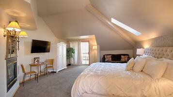 Premier Double Room, 1 King Bed, Non Smoking, Lagoon View (Panorama) | Individually decorated, individually furnished, iron/ironing board