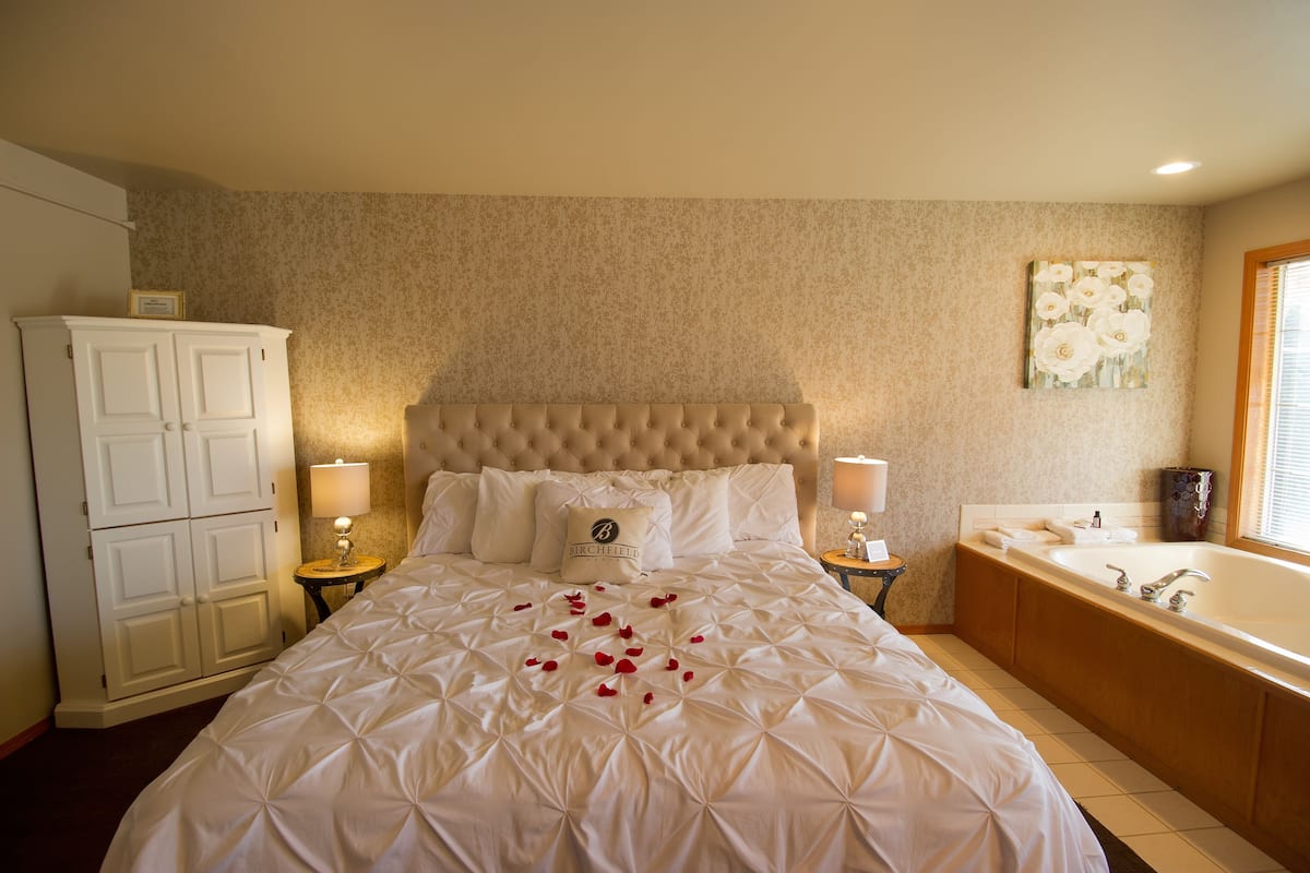 Habitación doble romántica, 1 cama King size, para no fumadores (Rose Sunset) | Decoración personalizada y muebles diferentes