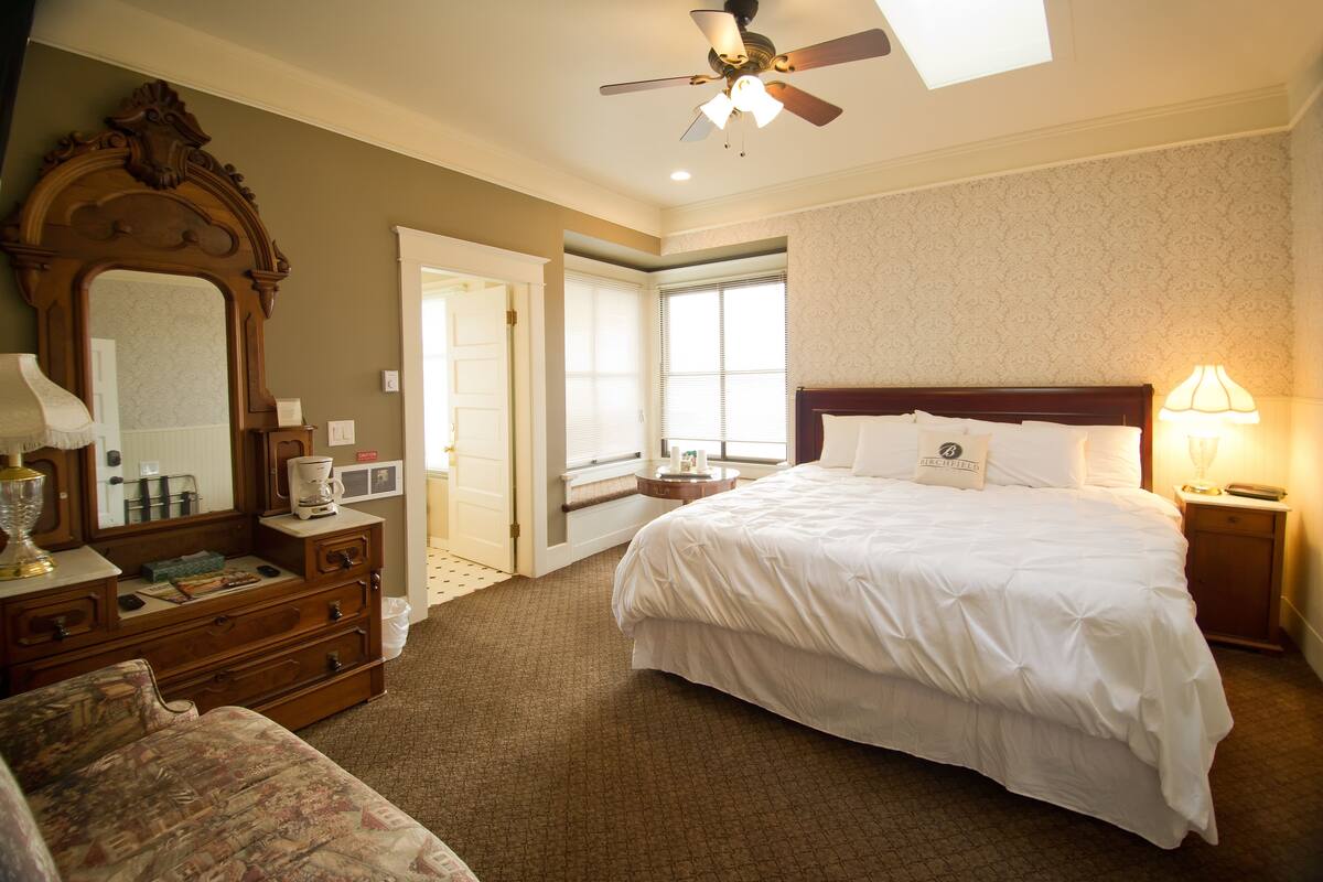 Traditional Room, 1 King Bed, Non Smoking (Jenny) | Iron/ironing board (on request), free WiFi, individually decorated