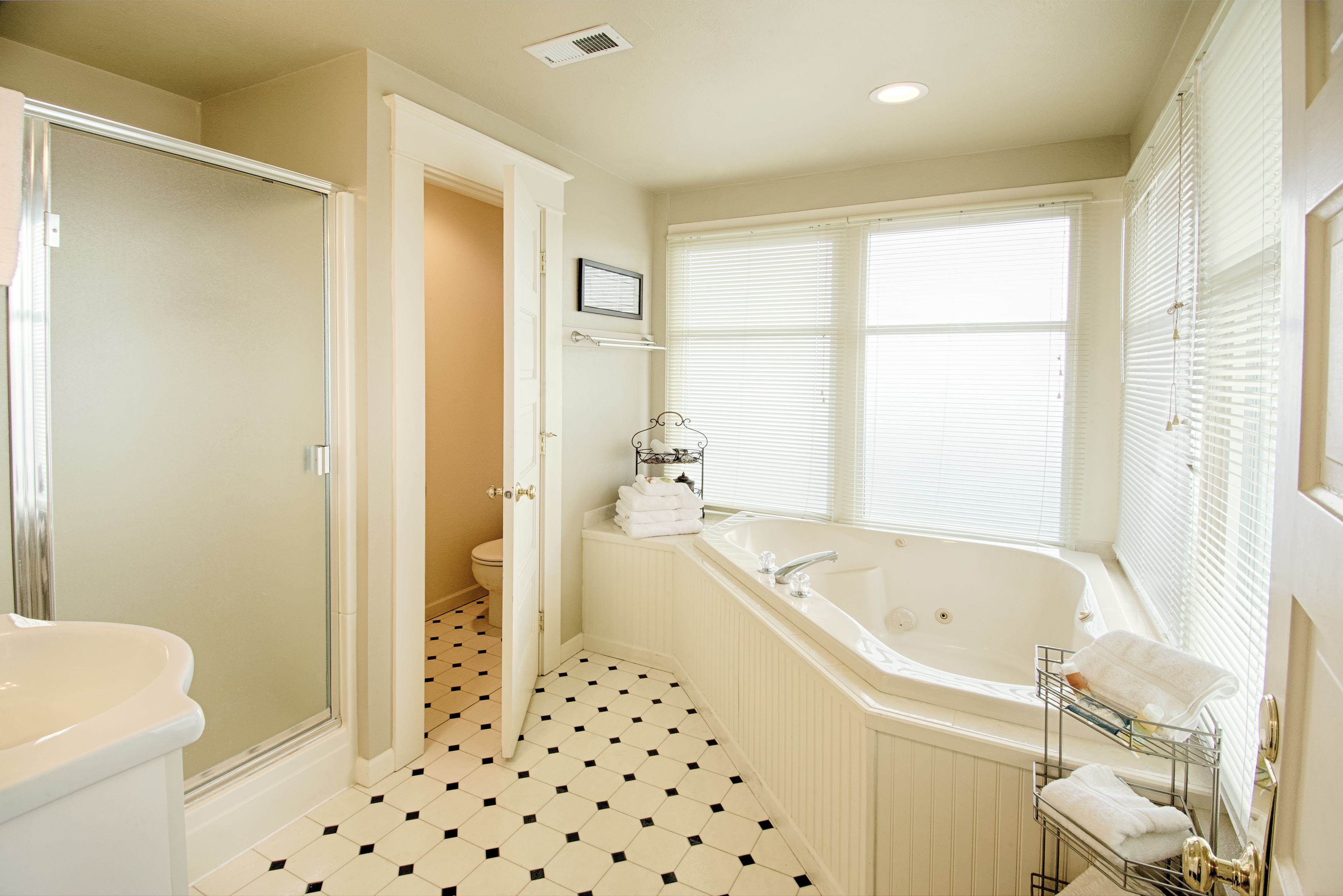 Traditional Room, 1 King Bed, Non Smoking (Jenny) | Bathroom