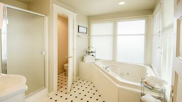 Traditional Room, 1 King Bed, Non Smoking (Jenny) | Bathroom