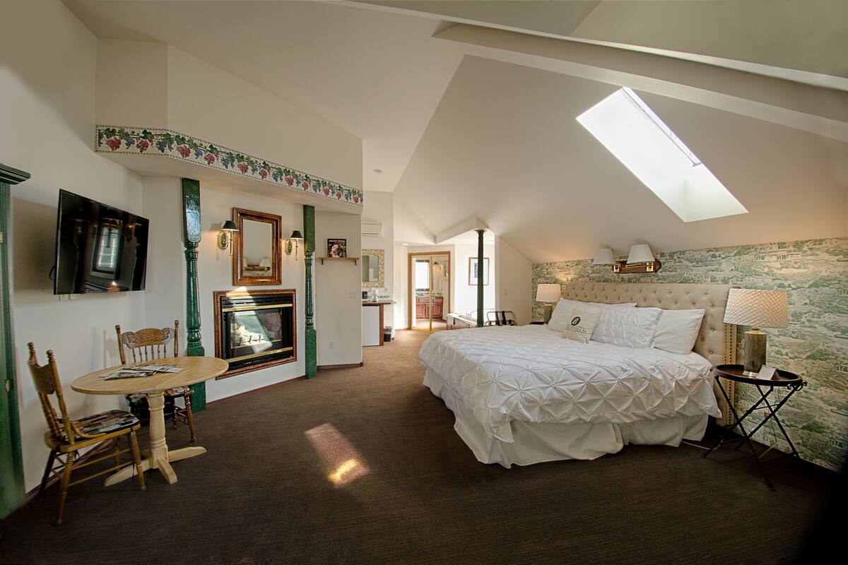 Room, 1 King Bed, Non Smoking, Lagoon View (Vineyard) | Iron/ironing board (on request), free WiFi, individually decorated