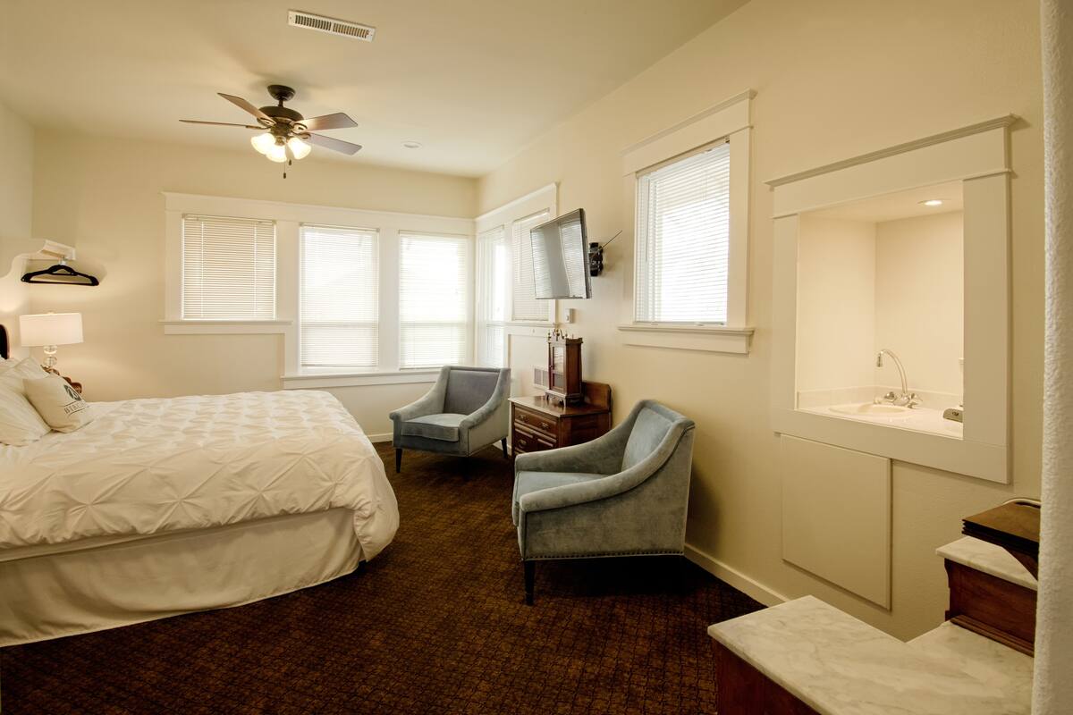 Classic Double Room, 1 King Bed, Non Smoking (Allison) | Iron/ironing board (on request), free WiFi, individually decorated