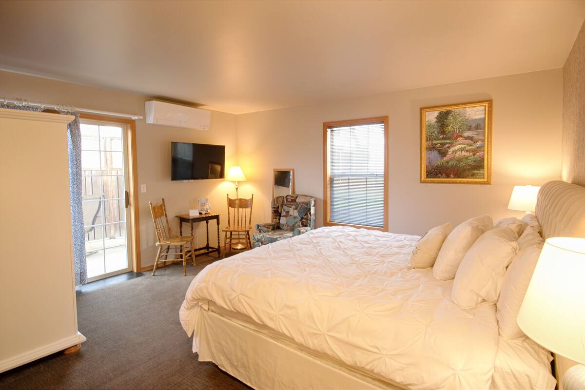 Deluxe Double Room, 1 King Bed, Accessible, Non Smoking (Blue Willow) | Iron/ironing board (on request), free WiFi, individually decorated