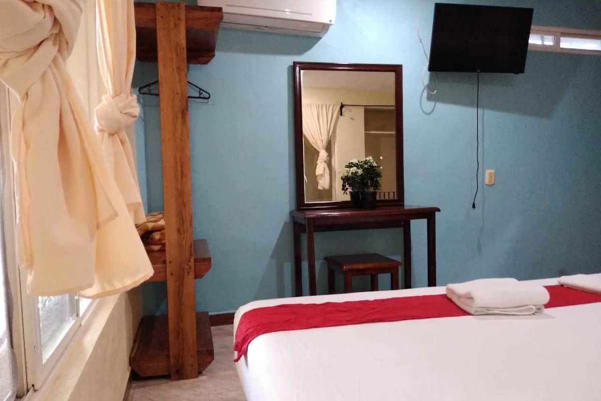 Habitación superior, 1 cama King size | Cortinas blackout, wifi gratis y ropa de cama 
