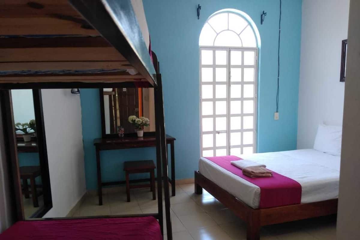 Habitación triple familiar, varias camas | Cortinas blackout, wifi gratis y ropa de cama 
